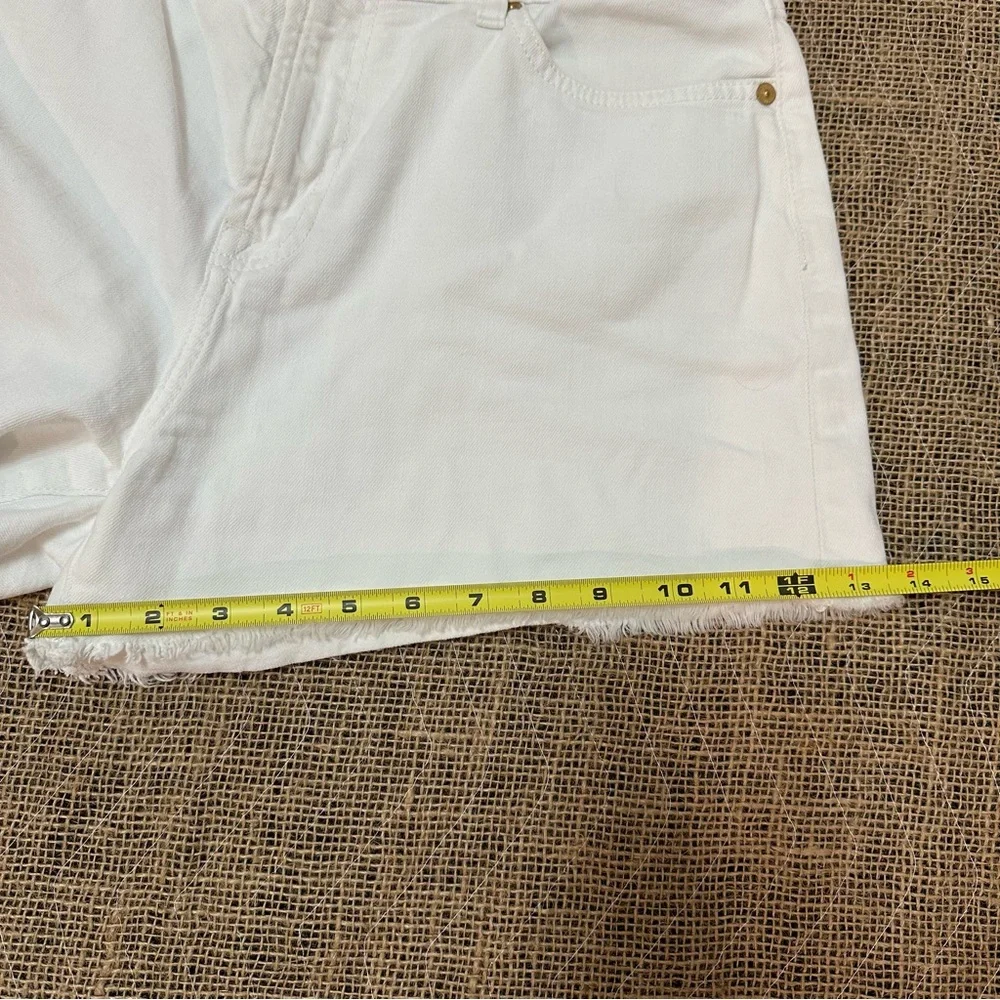 7 FOR ALL MANKIND‎ S-29 HIGH WAIST SHORT RAW HEM WHITE CUT OFF SHORTS 🤍